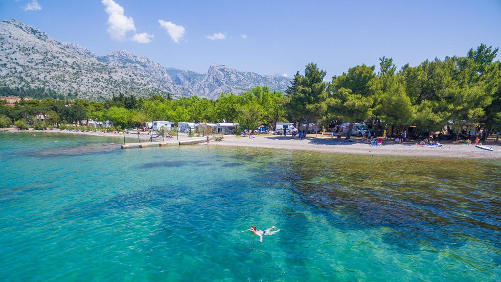 Mobilheime am Strand in Bluesun Campingplatz Paklenica in Starigrad bei Zadar in Dalmatien in Kroatien